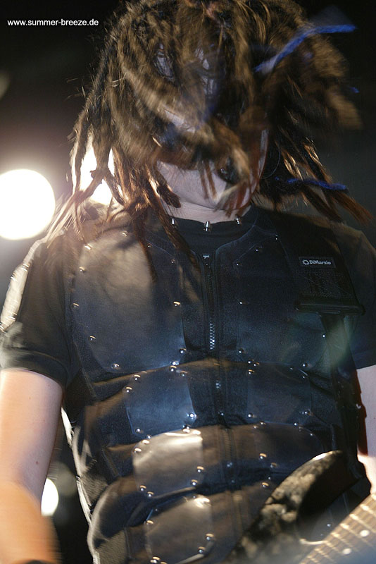 Bild eines Mitglieds der Band The Kovenant beim Live Auftritt auf dem SUMMER BREEZE 2003.